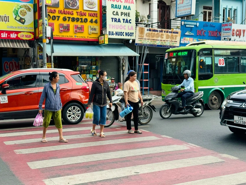 nguoi-dan-gap-kho-khi-di-bo-qua-duong-nguyen-thai-son.jpg