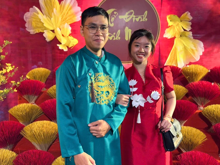 sau-giao-thua-nguoi-dan-no-nuc-di-le-chua-cau-binh-an.jpg
