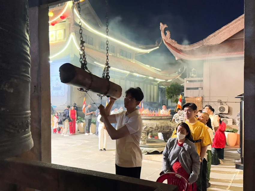 sau-giao-thua-nguoi-dan-no-nuc-di-le-chua-cau-binh-an.jpg