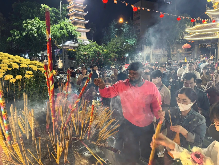 sau-giao-thua-nguoi-dan-no-nuc-di-le-chua-cau-binh-an.jpg