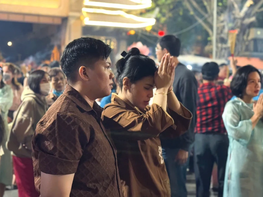 sau-giao-thua-nguoi-dan-no-nuc-di-le-chua-cau-binh-an.jpg