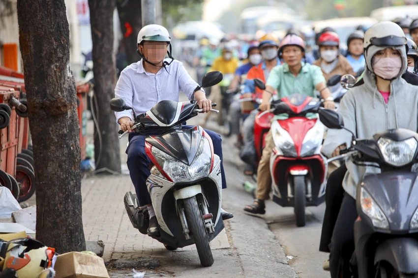 đi xe máy lên vỉa hè