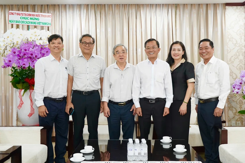 bao-phap-luat-tp-hcm-don-tiep-nhieu-doan-cong-tac-den-tham-va-chuc-mung-.jpg