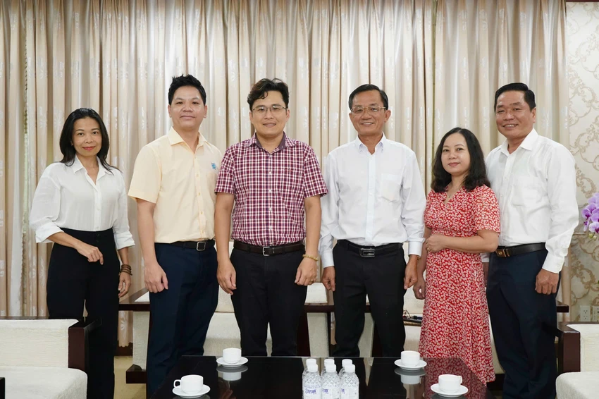 bao-phap-luat-tp-hcm-don-tiep-nhieu-doan-cong-tac-den-tham-va-chuc-mung-.jpg