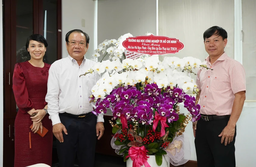 bao-phap-luat-tp-hcm-don-tiep-nhieu-doan-cong-tac-den-tham-va-chuc-mung-.jpg
