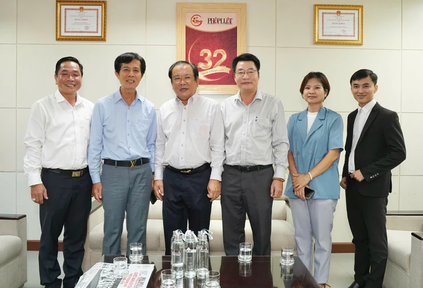 bao-phap-luat-tp-hcm-don-tiep-nhieu-doan-cong-tac-den-tham-va-chuc-mung-.jpg