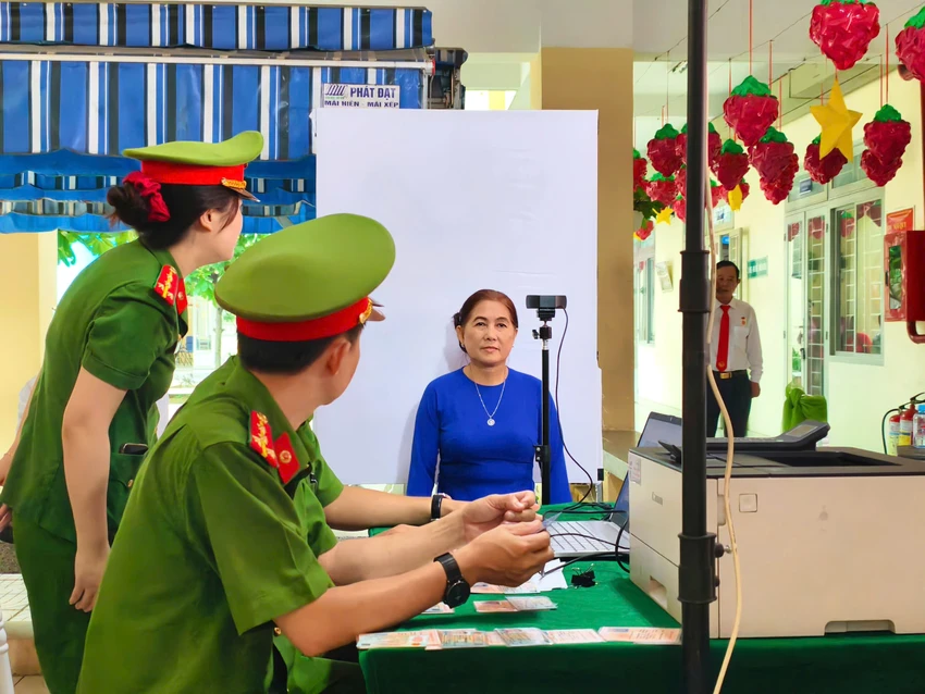 nguoi-dan-phuong-phuoc-long-huong-ung-ngay-hoi-bao-ve-an-ninh-to-quoc-.jpg
