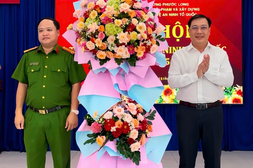 nguoi-dan-phuong-phuoc-long-huong-ung-ngay-hoi-bao-ve-an-ninh-to-quoc-.jpg