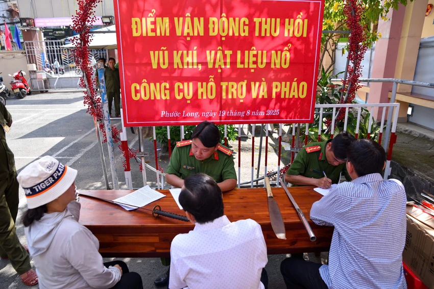 nguoi-dan-phuong-phuoc-long-huong-ung-ngay-hoi-bao-ve-an-ninh-to-quoc-.jpg