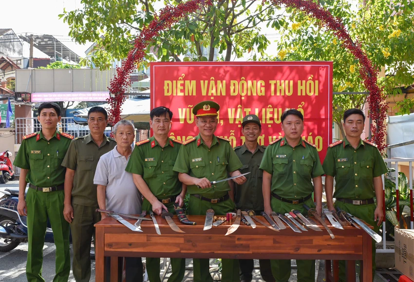 nguoi-dan-phuong-phuoc-long-huong-ung-ngay-hoi-bao-ve-an-ninh-to-quoc-.jpg