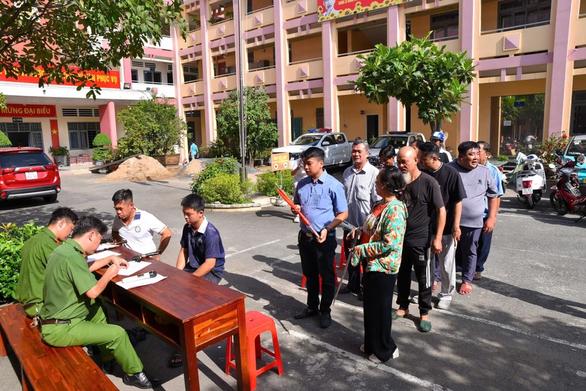 nguoi-dan-phuong-phuoc-long-huong-ung-ngay-hoi-bao-ve-an-ninh-to-quoc-.jpg