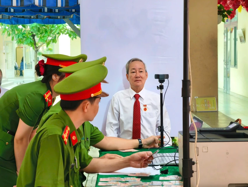 nguoi-dan-phuong-phuoc-long-huong-ung-ngay-hoi-bao-ve-an-ninh-to-quoc-.jpg