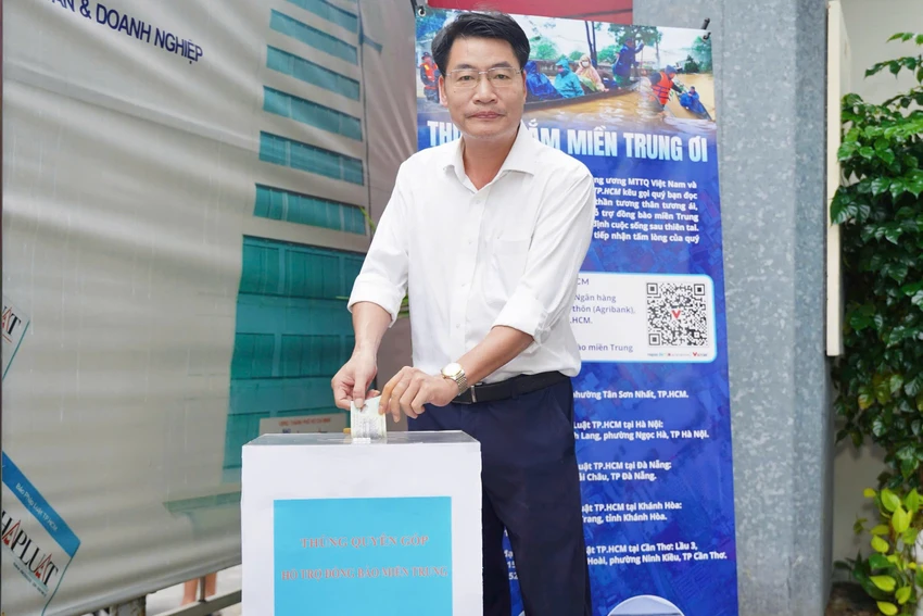 5ban-doc-bao-phap-luat-tp-hcm-cung-huong-ve-mien-trung-ruot-thit.jpg