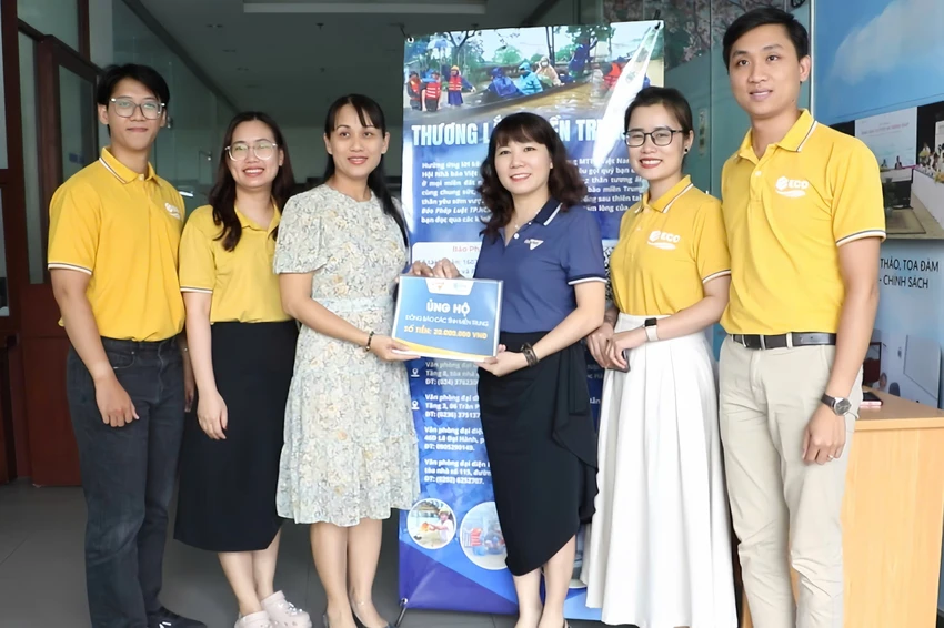 8ban-doc-bao-phap-luat-tp-hcm-cung-huong-ve-mien-trung-ruot-thit-.jpg