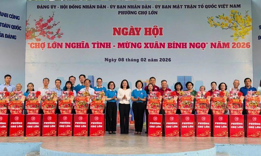 10tp-hcm-phuong-cho-lon-to-chuc-cham-lo-tet-cho-nguoi-dan.jpg