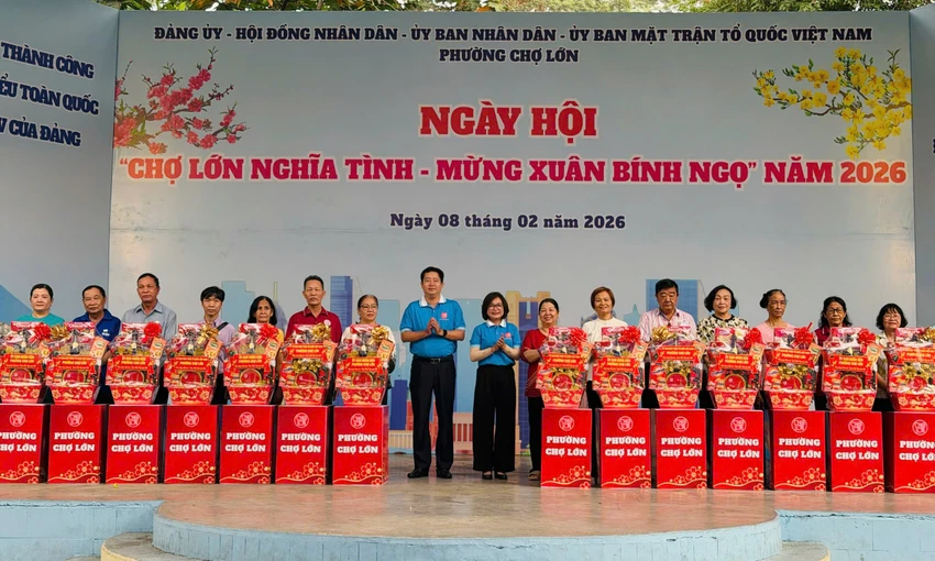 9tp-hcm-phuong-cho-lon-to-chuc-cham-lo-tet-cho-nguoi-dan.jpg