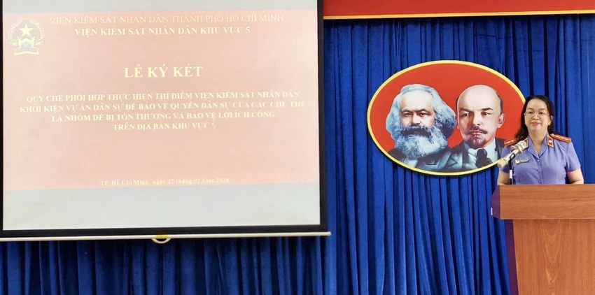 98tp-hcm-vksnd-khu-vuc-5-ky-ket-quy-che-phoi-hop-thi-diem-khoi-kien-vu-an-dan-su-bao-ve-nhom-yeu-the-va-loi-ich-cong-.jpg