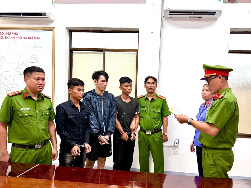 Công an bắt ba người gồm Nhựt, Thành, Chỉnh (từ trái qua). Ảnh: CA vu-3-thanh-nien-dung-mu-bao-hiem-danh-nguoi-chay-xe-may-te-nga-nhieu-dau-hieu-vi-pham-phap-luat-can-lam-ro.jpg