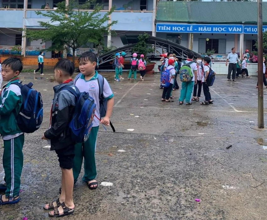 Nhiều học sinh đang học trong lớp hoảng loạn sau khi phòng học bị tốc mái Nhiều học sinh đang học trong lớp hoảng loạn sau khi phòng học bị tốc mái