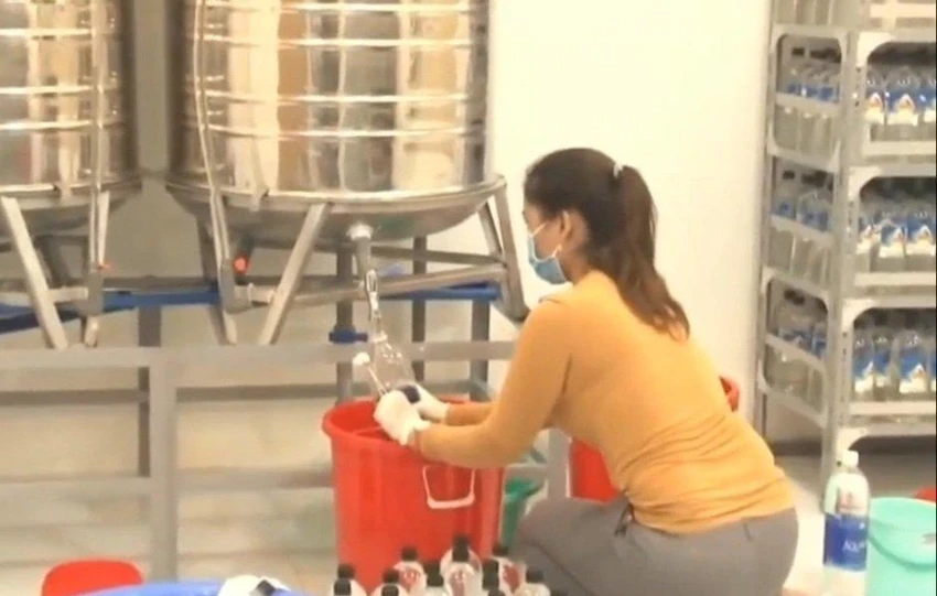 "Nước thánh" được đóng chai trực tiếp từ nước máy. Ảnh: VT