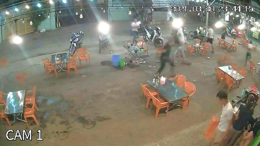 Camera ghi lại hiện trường vụ hỗn chiến khiến một thanh niên tử vong. Ảnh: C.A Camera ghi lại hiện trường vụ hỗn chiến khiến một thanh niên tử vong. Ảnh: C.A