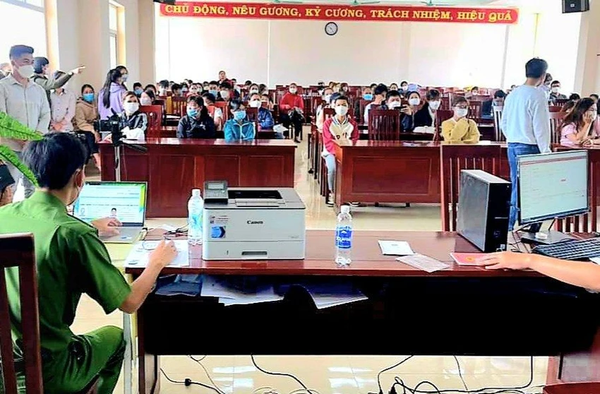 Nhiều người dân tranh thủ kỳ nghỉ lễ dài để làm CCCD. Ảnh: VT