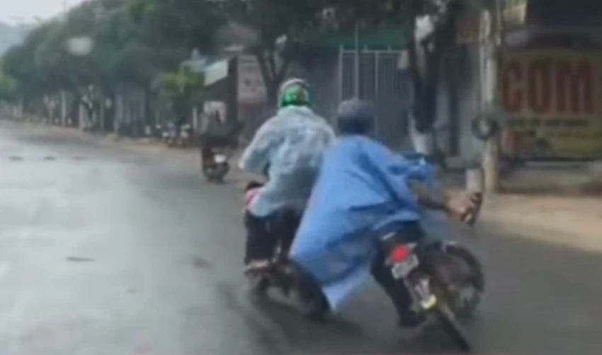 Sau khi va chạm với xe máy, cháu N.Y.N nga ra đường và bị xe của Thương cán ngang Sau khi va chạm với xe máy, cháu N.Y.N nga ra đường và bị xe của Thương cán ngang