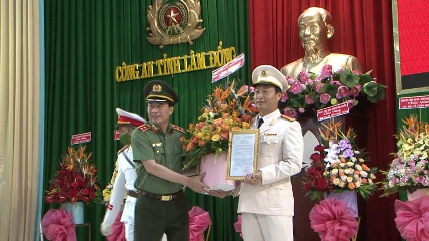 Trung tướng Lê Quốc Hùng trao quyết định bổ nhiệm Phó Giám đốc công an tỉnh Lâm Đồng cho Thượng tá Bùi Đức Thịnh