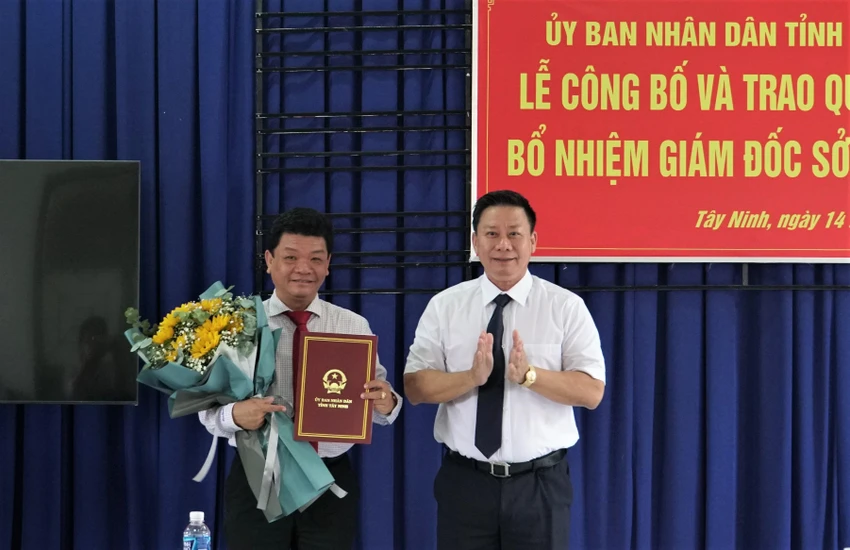 Chủ tịch UBND tỉnh Tây Ninh trao quyết định bổ nhiệm Giám đốc Sở Xây dựng. Ảnh: Mỹ Linh