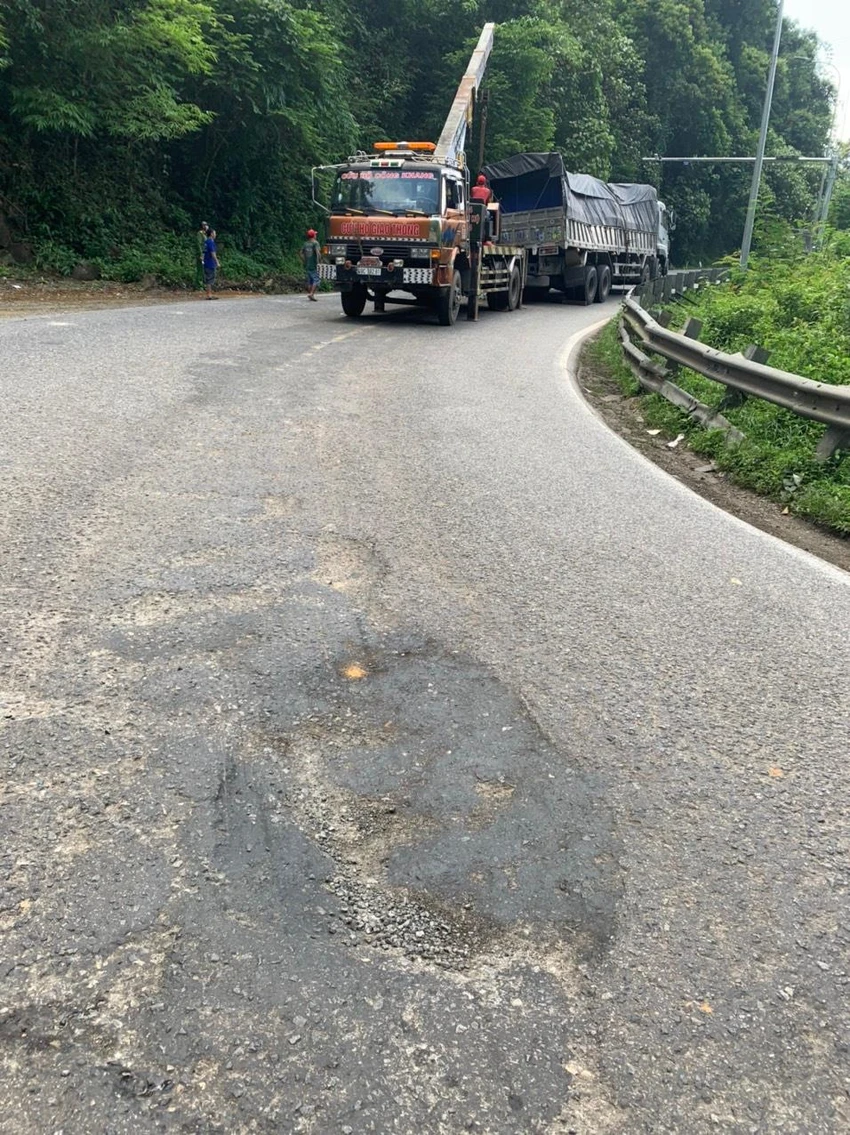 "Ổ gà" tồn tại ngay khúc ngoặt giữa đèo gây nguy hiểm cho các phương tiện. Ảnh: VT "Ổ gà" tồn tại ngay khúc ngoặt giữa đèo gây nguy hiểm cho các phương tiện. Ảnh: VT