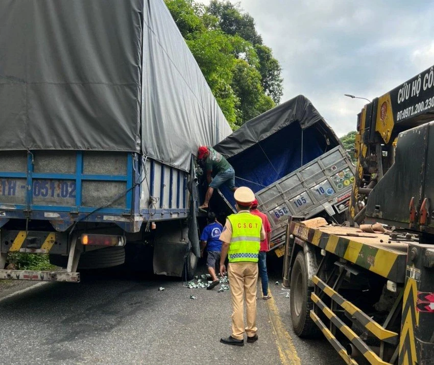 Chiếc xe tải lật nghiêng sau khi sụp ổ gà, gây ách tắc lưu thông. Ảnh: VT Chiếc xe tải lật nghiêng sau khi sụp ổ gà, gây ách tắc lưu thông. Ảnh: VT