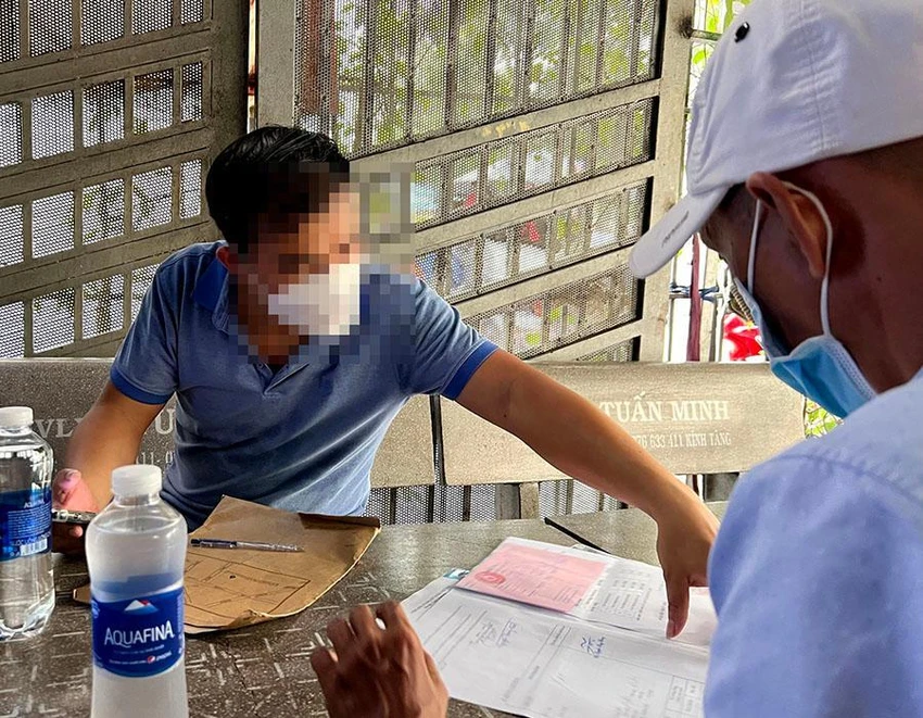 Tại ghế đá trong khuôn viên Trường CĐ Giao thông vận tải, H đưa bộ hồ sơ để khai báo đăng ký thi. Ảnh TỰ SANG - VÕ TÙNG