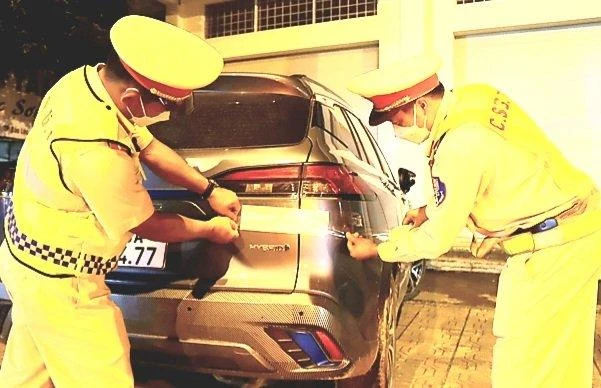 CSGT niêm phong xe, đưa về chốt kiểm soát giao thông để xử lý. Ảnh: CA CSGT niêm phong xe, đưa về chốt kiểm soát giao thông để xử lý. Ảnh: CA