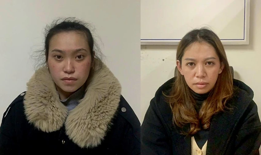 Vy (bên trái) và Hằng tại cơ quan công an. Ảnh: CA