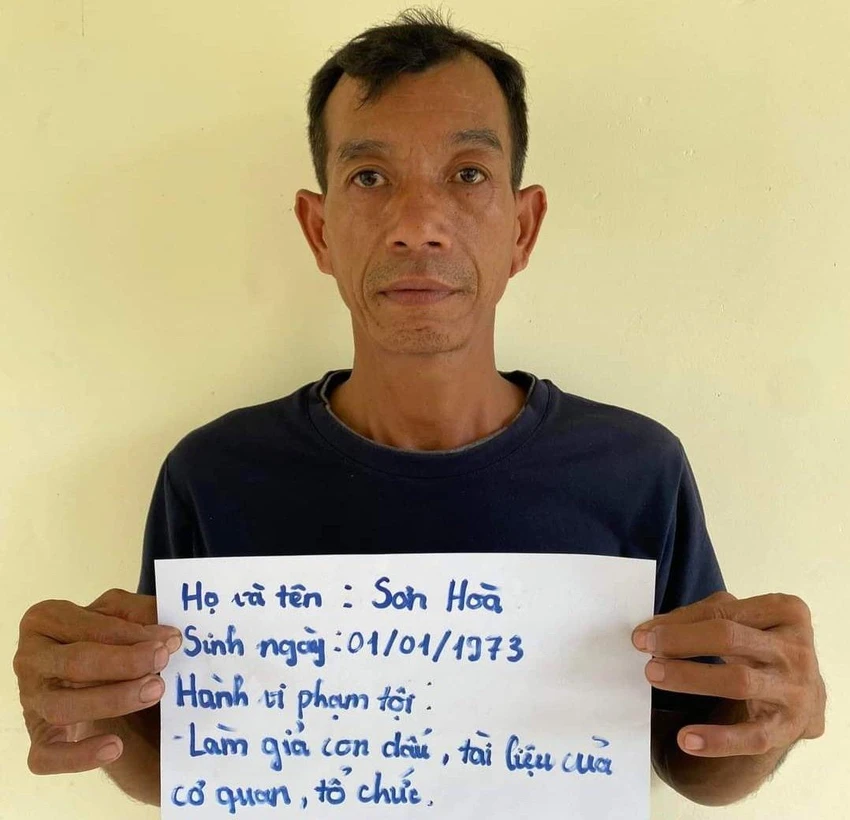 Ông Sơn Hòa bị bắt giữ khi nhận làm giấy tờ giả cho nhiều người. Ảnh: CT Ông Sơn Hòa bị bắt giữ khi nhận làm giấy tờ giả cho nhiều người. Ảnh: CT