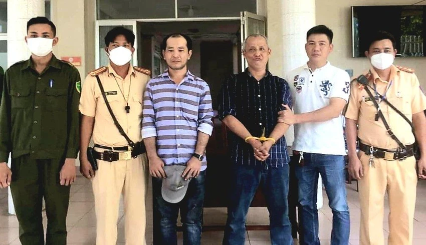 Thời điểm bị bắt giữ, cả hai vẫn còn biểu hiện ngáo đá. Ảnh CACC Thời điểm bị bắt giữ, cả hai vẫn còn biểu hiện ngáo đá. Ảnh CACC