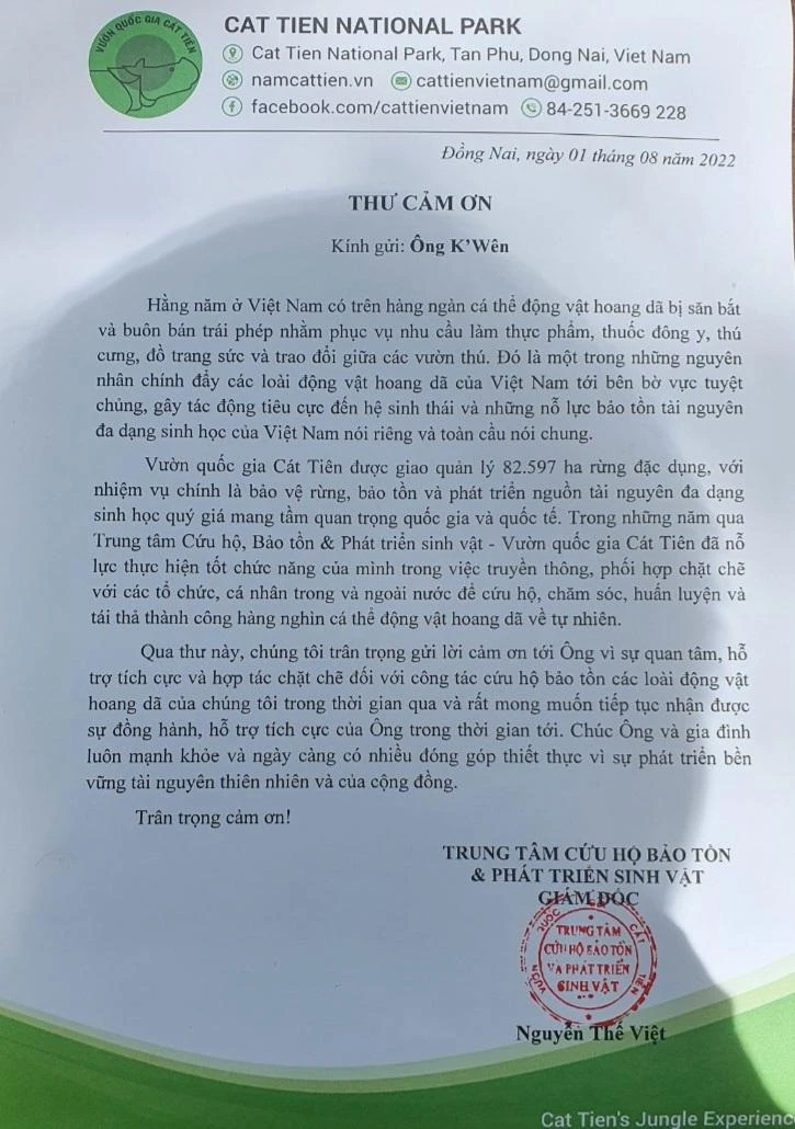 Lãnh đạo Trung tâm cứu hộ bảo tồn và Phát triển sinh vật gửi thư cảm ơn anh K’ Wên. Ảnh VÕ TÙNG Lãnh đạo Trung tâm cứu hộ bảo tồn và Phát triển sinh vật gửi thư cảm ơn anh K’ Wên. Ảnh VÕ TÙNG