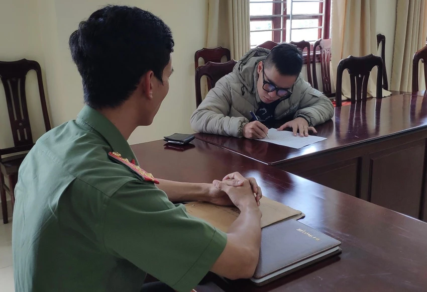 Sau khi làm việc với cơ quan công an, Minh đã đăng clip xin lỗi công khai trên mạng xã hội Ảnh CACC