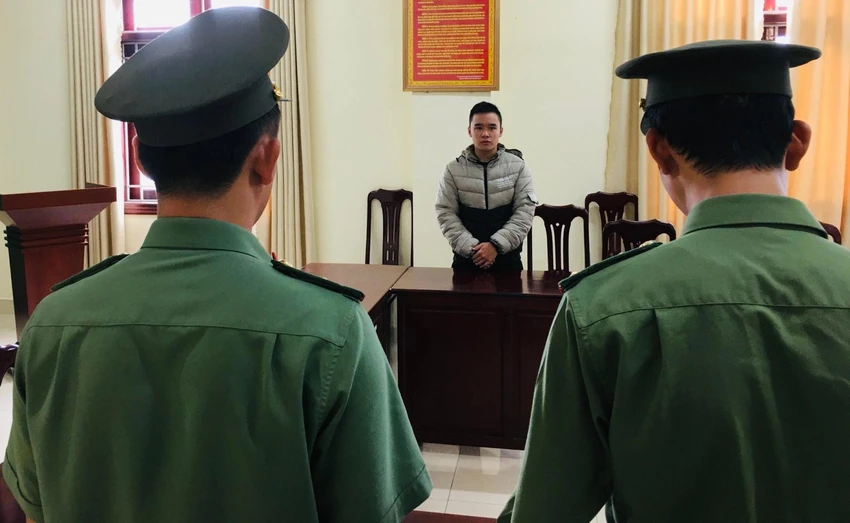 Nguyễn Hoàng Minh nhận quyết định xử phạt từ Công an Lâm Đồng. Ảnh CA Nguyễn Hoàng Minh nhận quyết định xử phạt từ Công an Lâm Đồng. Ảnh CA