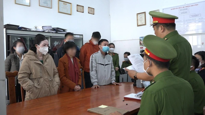 Phạm Thị Hoa và ông Nguyễn Xuân Đạt bị bắt tạm giam 4 tháng. Ảnh TD Phạm Thị Hoa và ông Nguyễn Xuân Đạt bị bắt tạm giam 4 tháng. Ảnh TD