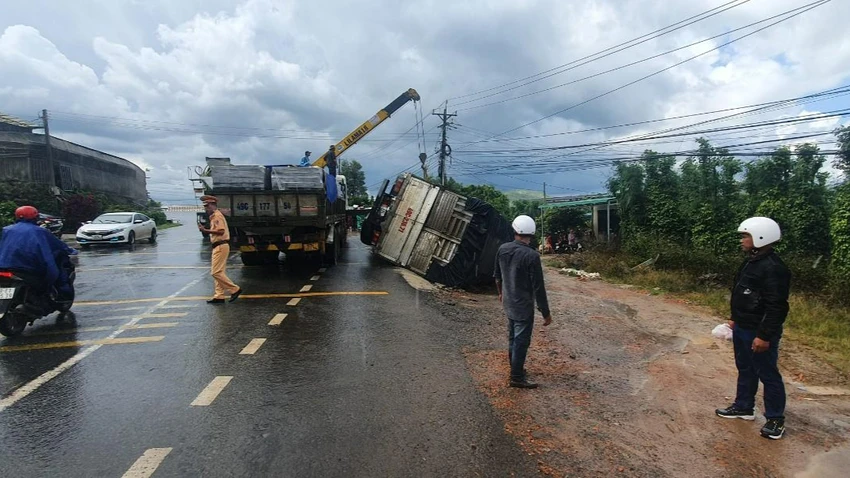 Tài xế điều khiển phương tiện khi không có giấy phép lái xe cùng các giấy tờ đăng ký liên quan. Ảnh VT Tài xế điều khiển phương tiện khi không có giấy phép lái xe cùng các giấy tờ đăng ký liên quan. Ảnh VT