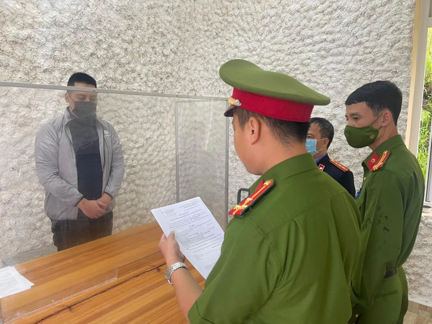 Công an tỉnh Lâm Đồng công bố các quyết định và tiến hành bắt giữ Minh. Ảnh: TD Công an tỉnh Lâm Đồng công bố các quyết định và tiến hành bắt giữ Minh. Ảnh: TD