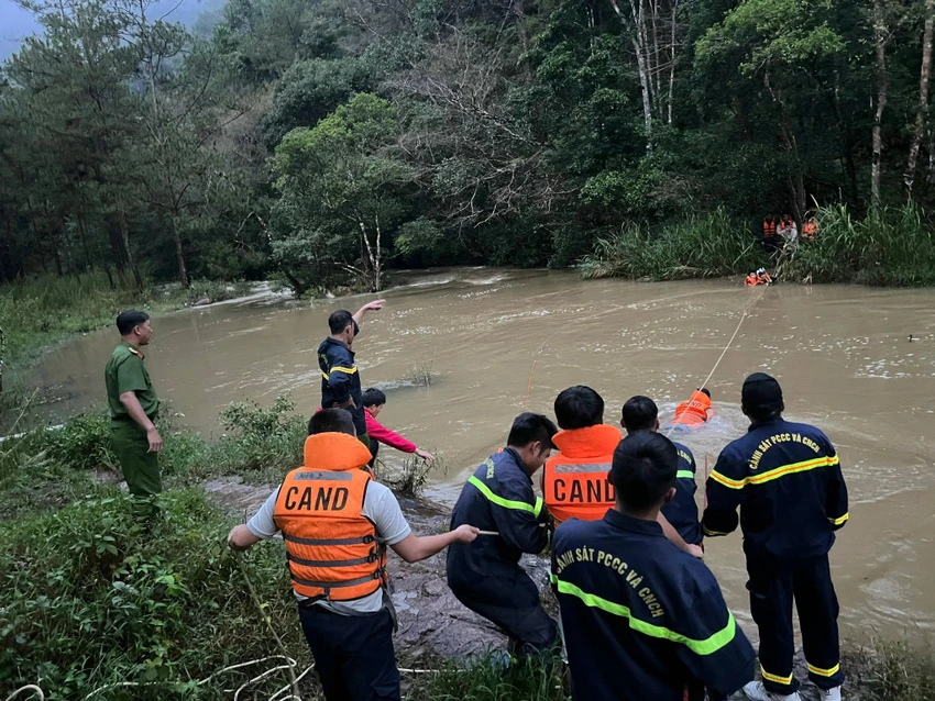 Phòng Cảnh sát phòng cháy chữa cháy và cứu nạn cứu hộ đưa 10 thiếu niên qua suối an toàn. Ảnh LÊ TIẾN Phòng Cảnh sát phòng cháy chữa cháy và cứu nạn cứu hộ đưa 10 thiếu niên qua suối an toàn. Ảnh LÊ TIẾN