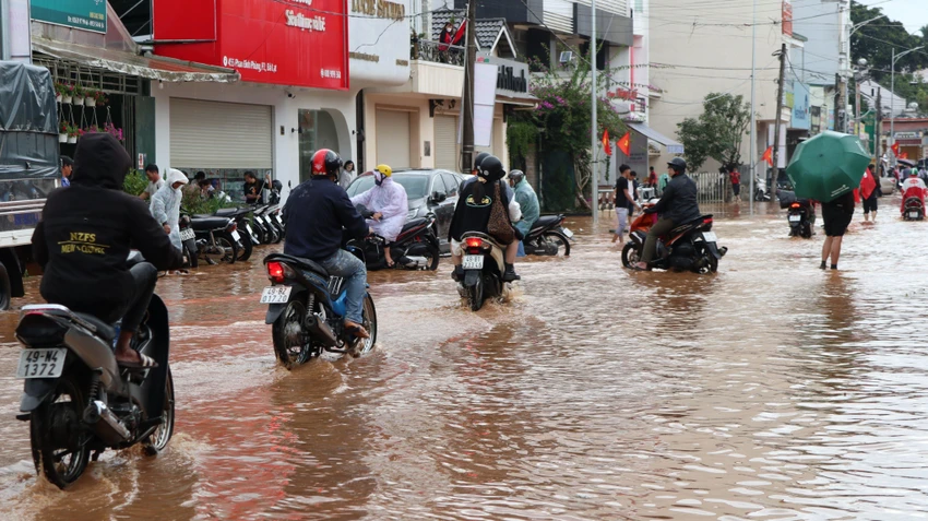 Ngày đầu của kỳ nghỉ lễ Quốc khánh, Đà Lạt ngập sâu sau cơn mưa chiều. Ảnh CTV