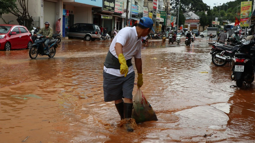 Rác thải được xem là một trong những nguyên nhân gây ngập. Ảnh CTV
