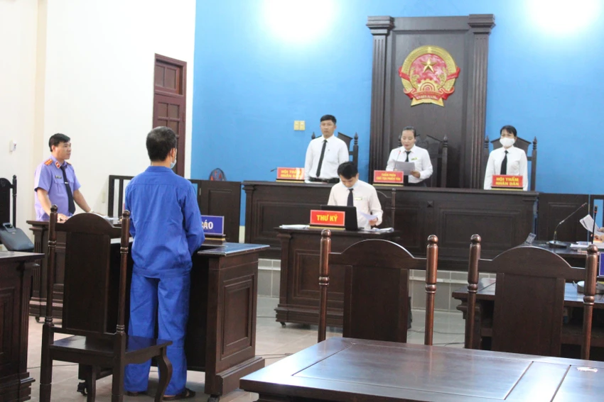 Ngoài việc bị tuyên án ba năm tù, Trác còn bị cấm làm công việc quản lý, giáo dục trong hai năm. Ảnh: CTV Ngoài việc bị tuyên án ba năm tù, Trác còn bị cấm làm công việc quản lý, giáo dục trong hai năm. Ảnh: CTV