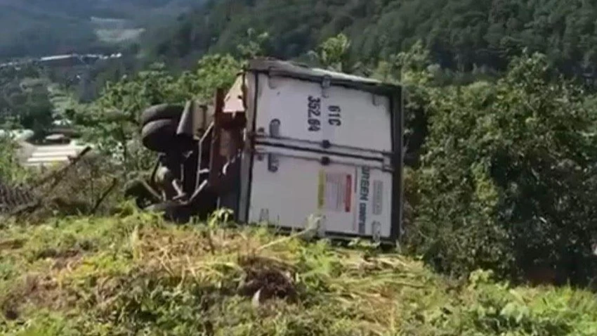 Xe tải đông lạnh chở phô mai lật ngang. Ảnh: CTV Xe tải đông lạnh chở phô mai lật ngang. Ảnh: CTV