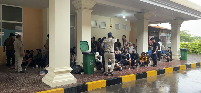 56 người chạy thoát đang được tạm giữ ở cửa khẩu Bavet. Ảnh TQ 56 người chạy thoát đang được tạm giữ ở cửa khẩu Bavet. Ảnh TQ