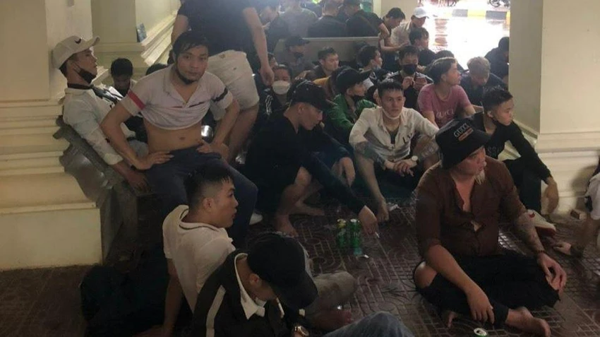 Nhiều công dân Việt Nam đang chờ hoàn tất các thủ tục để về nước. Ảnh TQ Nhiều công dân Việt Nam đang chờ hoàn tất các thủ tục để về nước. Ảnh TQ