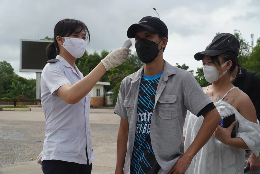Kiểm tra sức khỏe của công dân trước khi nhập cảnh. Ảnh VT Kiểm tra sức khỏe của công dân trước khi nhập cảnh. Ảnh VT